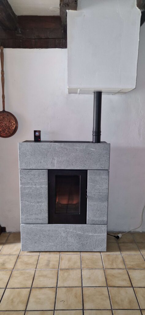 Installation d'un poêle à granulés canalisable MCZ à Pollieu par notre équipe ENERLOGIS.