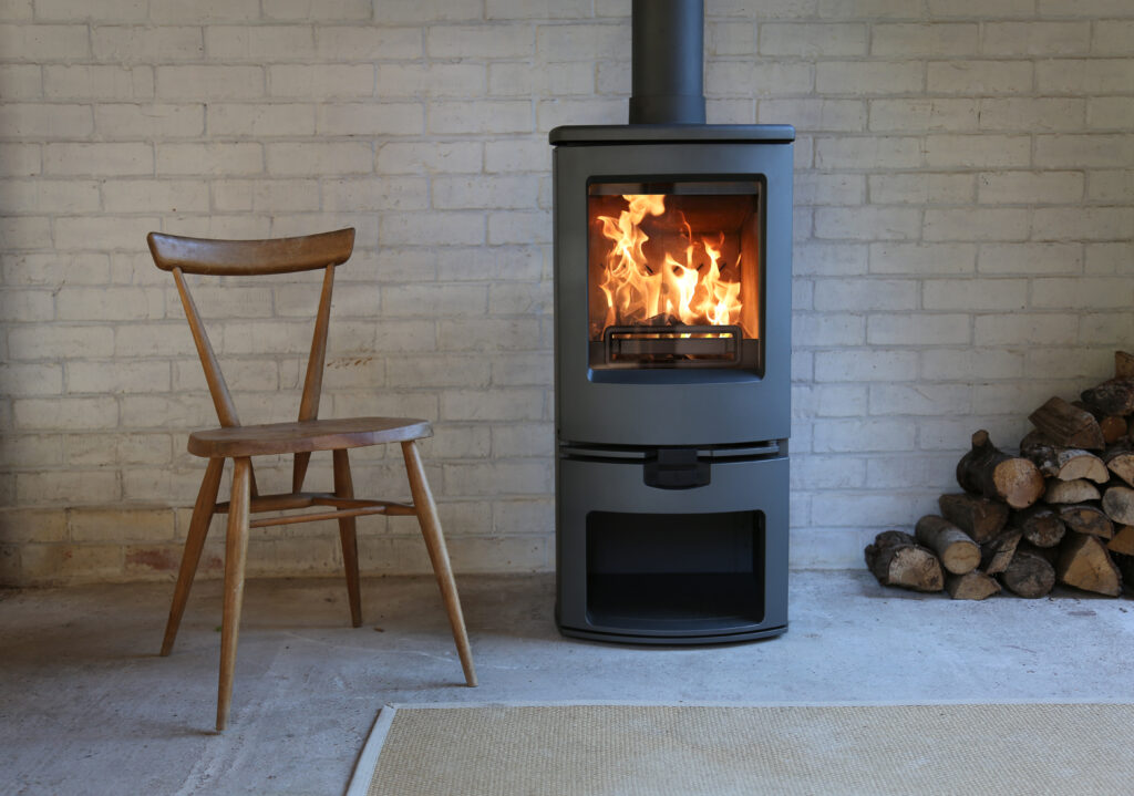 Poêle à bois Charnwood ARC 5 sur bûcher