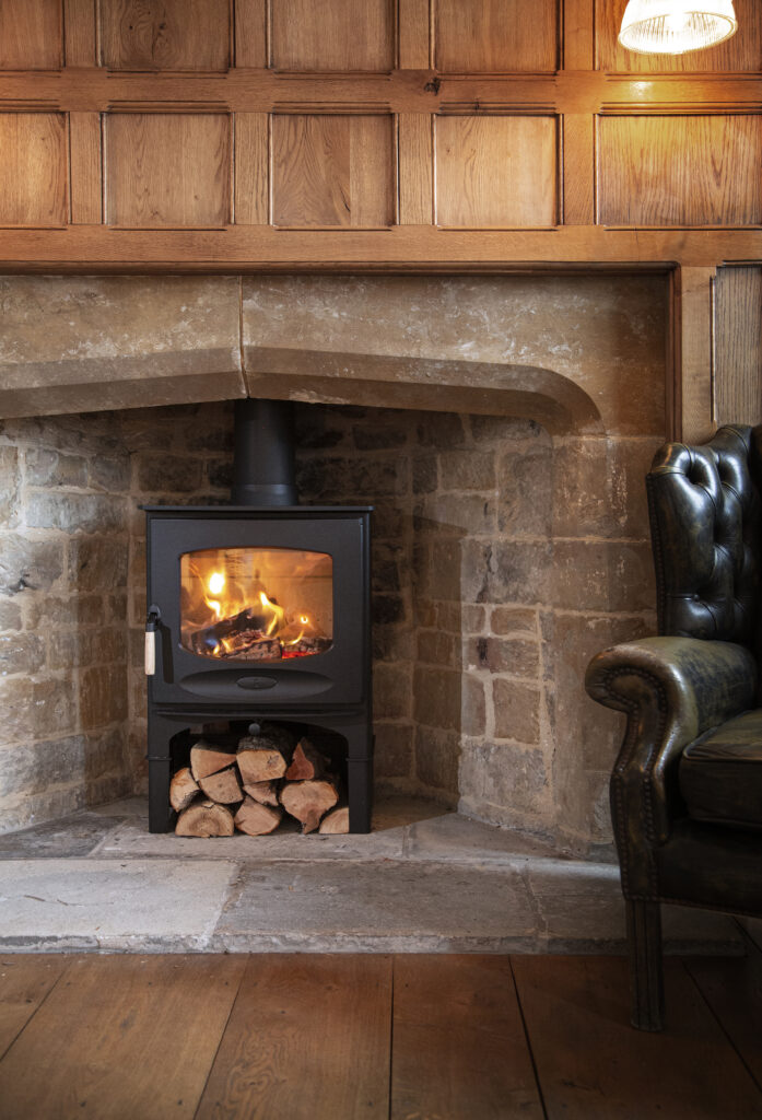 Poêle à bois Charnwood C-Seven sur bûcher